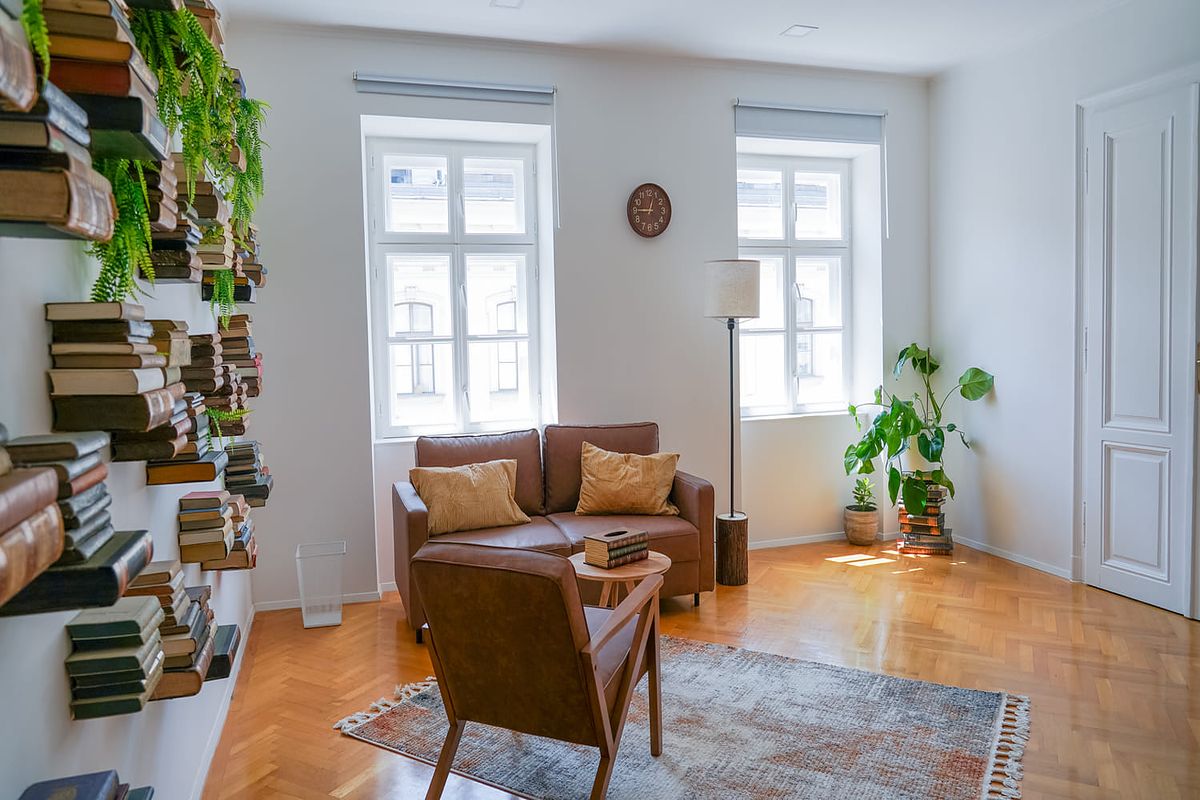 Praxisraum in 1010 Wien mit Ledersofa und Bücherwand
